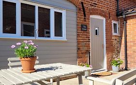 Entire 2 Bed Coach House In Peaceful Norfolk Village